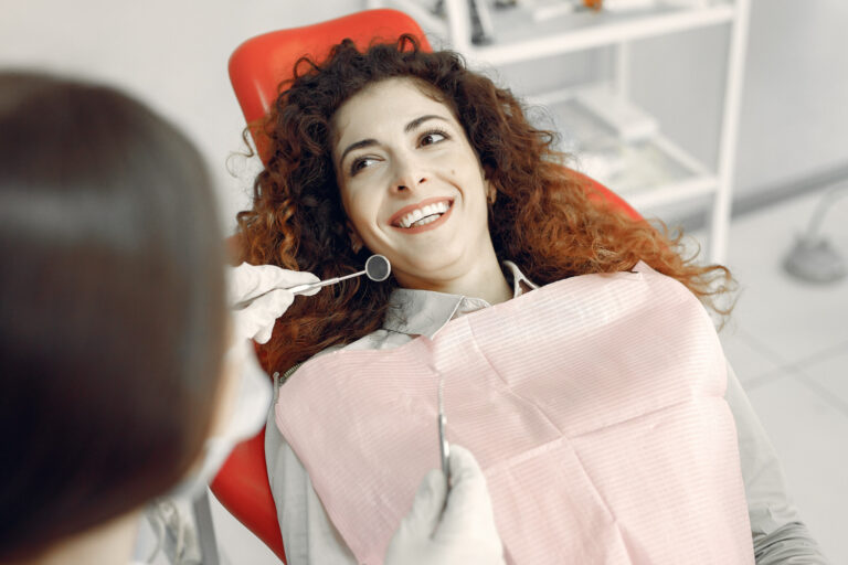 Dentista mostra molde a paciente na Paridaens Odontologia em Sumaré ao explicar se dente com canal pode ficar escuro após tratamento.