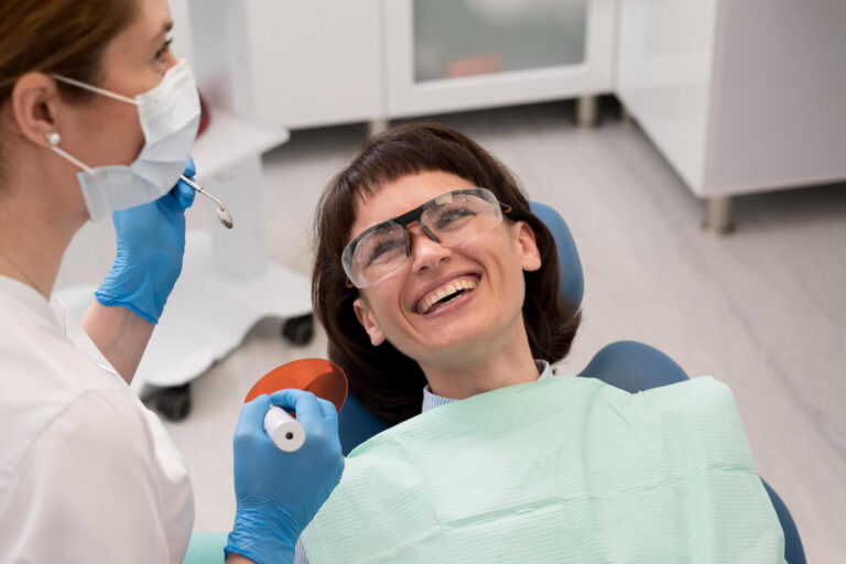 Mulher sorri na cadeira odontológica durante reabilitação oral para tratar dentes desgastados por bruxismo severo em Sumaré.